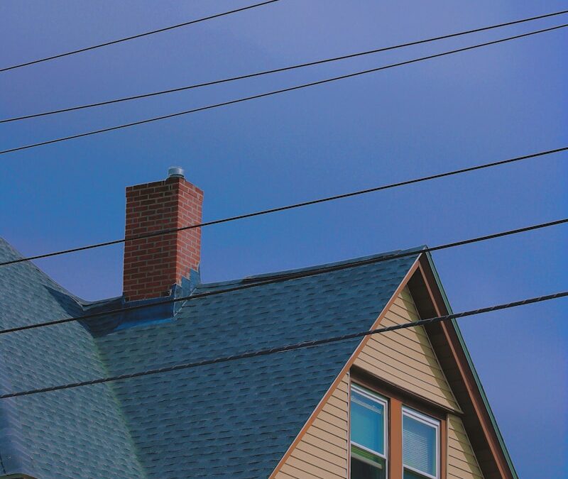 Quand faut-il prévoir un nettoyage toiture Boulogne-Billancourt ?